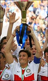 Javier Zanetti alza la Coppa del Campionato Sciaguattos